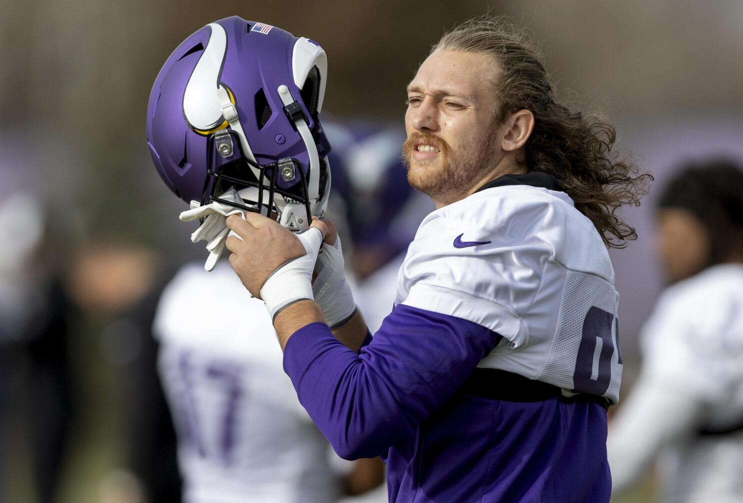 Vikings Hockenson giddy over move near home into 1st place AP News